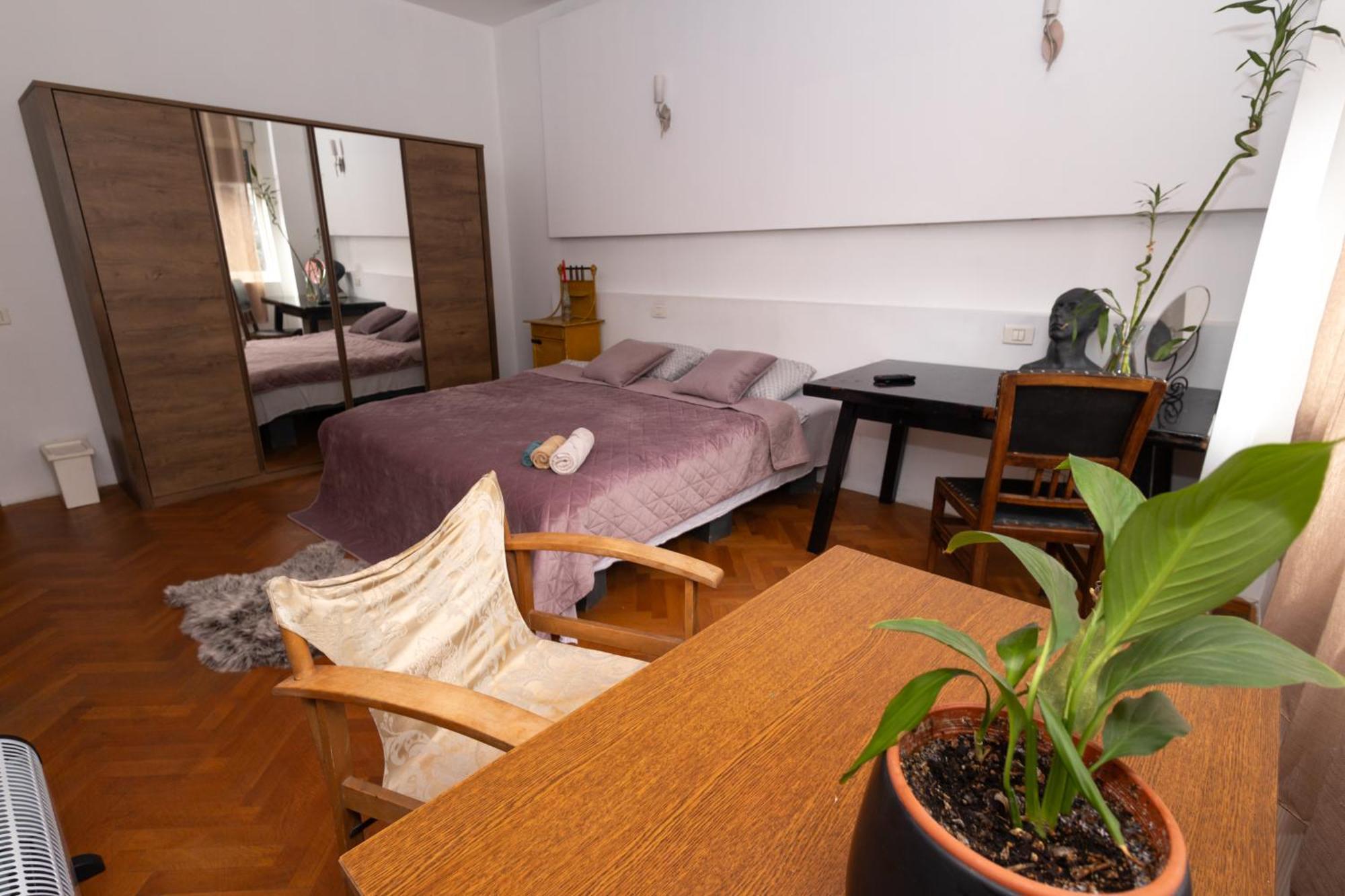 Shared Retro Vintage Luxury Apartment Bukares Bagian luar foto