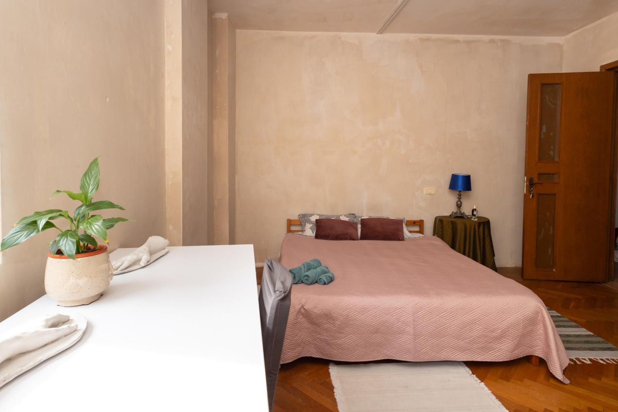 Shared Retro Vintage Luxury Apartment Bukares Bagian luar foto