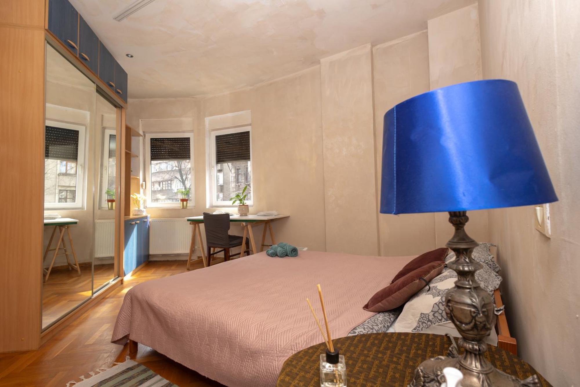 Shared Retro Vintage Luxury Apartment Bukares Bagian luar foto